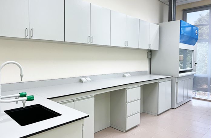 Lab Bench & Cabinet